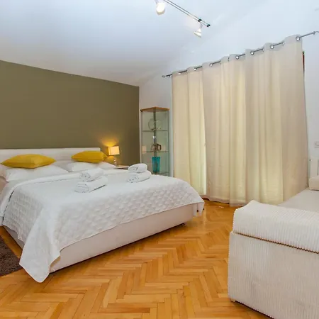 Makarana Apartament *
